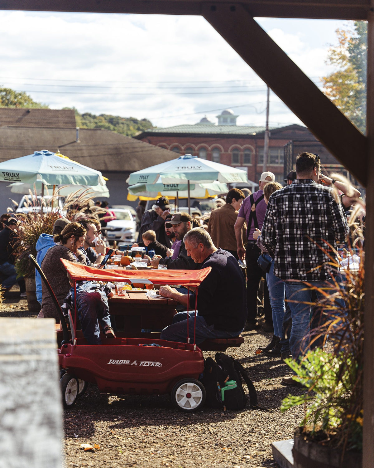 A full patio at Hindsight BBQ